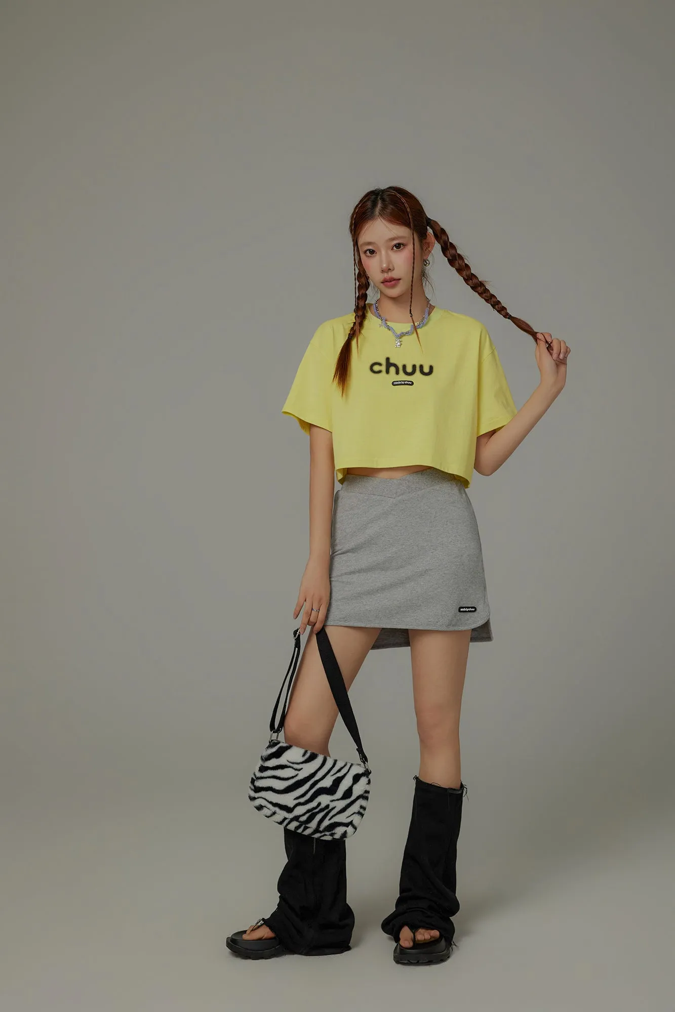 Chuu Lettering Logo Loose-Fitting Cropped Short Sleeve T-Shirt