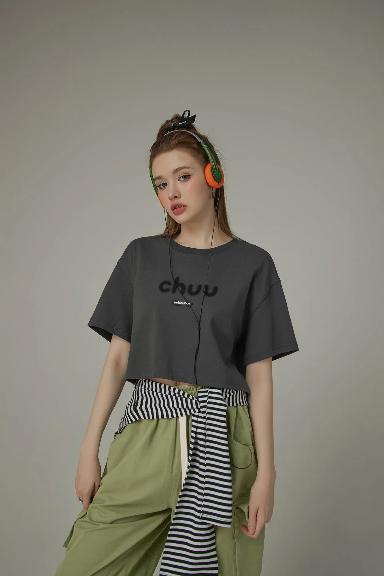 Chuu Lettering Logo Loose-Fitting Cropped Short Sleeve T-Shirt