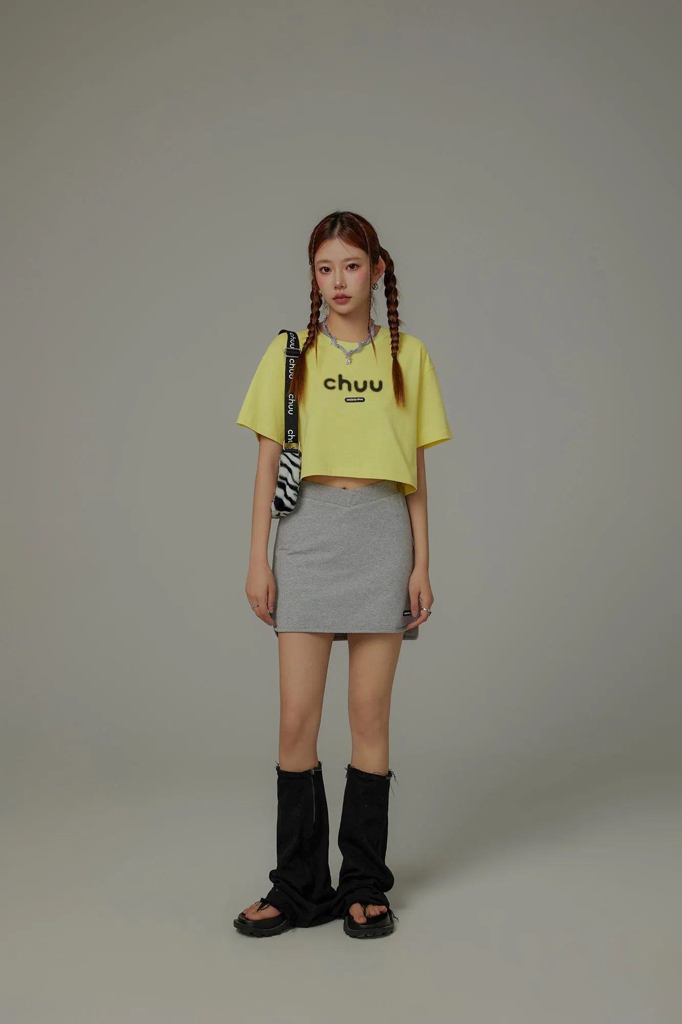 Chuu Lettering Logo Loose-Fitting Cropped Short Sleeve T-Shirt