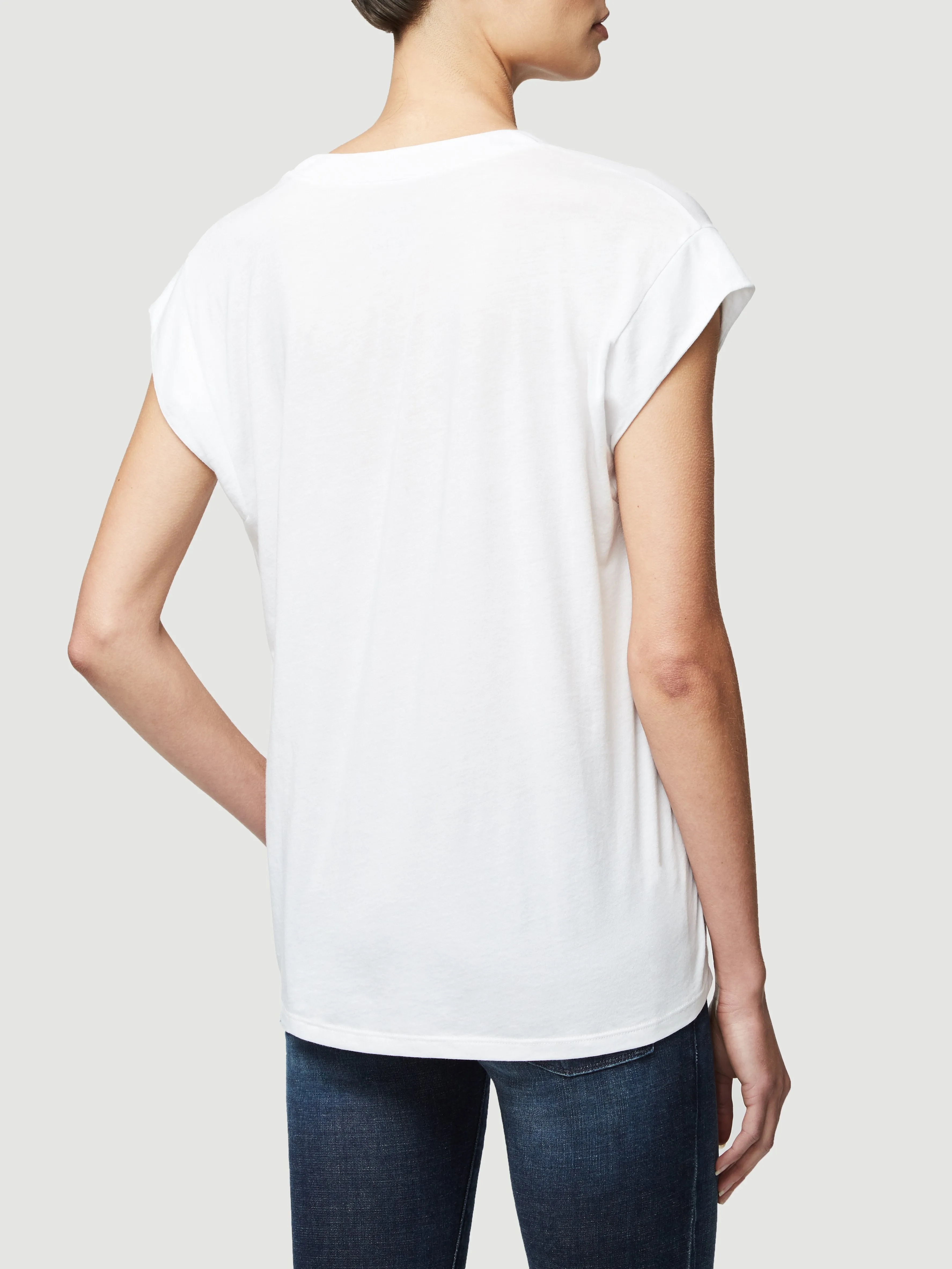 Le Mid Rise V Neck Tee -- Blanc