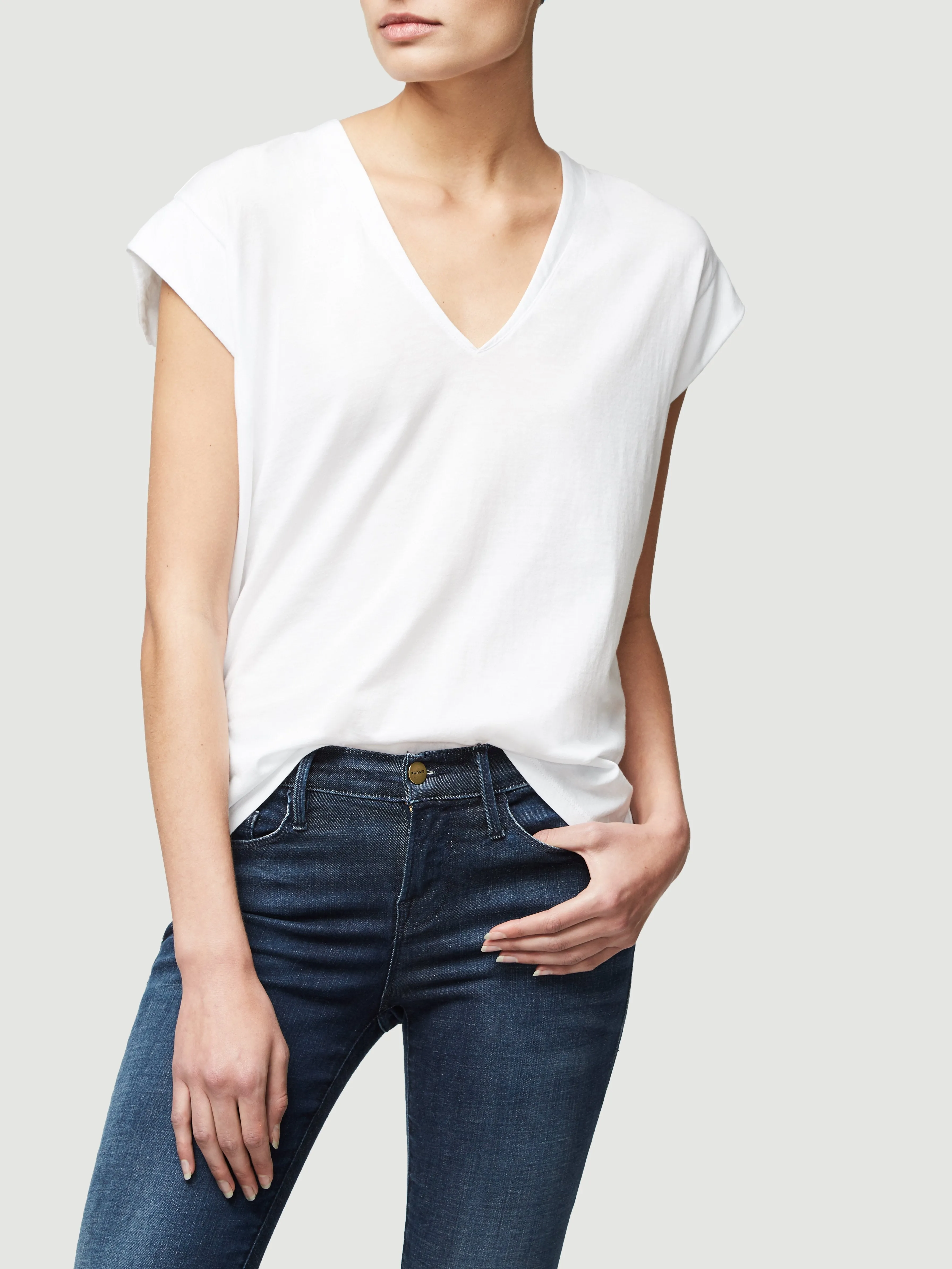 Le Mid Rise V Neck Tee -- Blanc