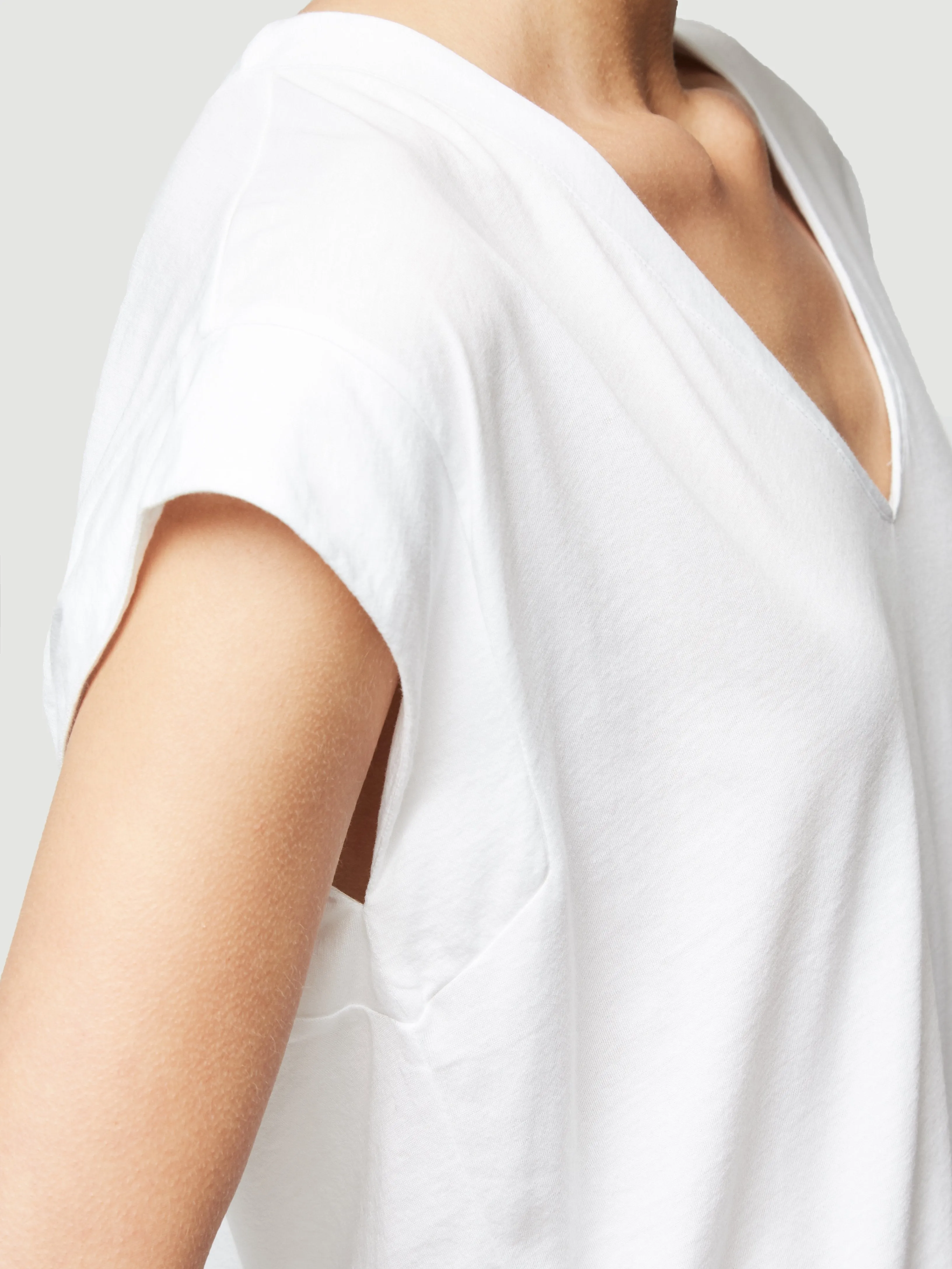 Le Mid Rise V Neck Tee -- Blanc